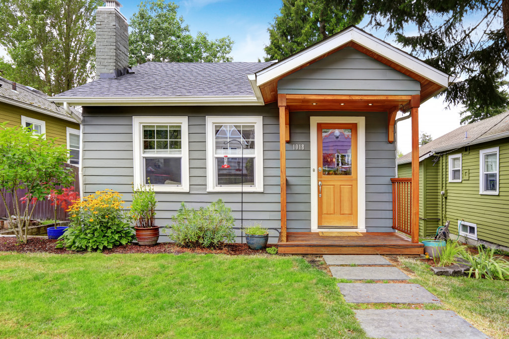  Front yard with flower bed and lawn